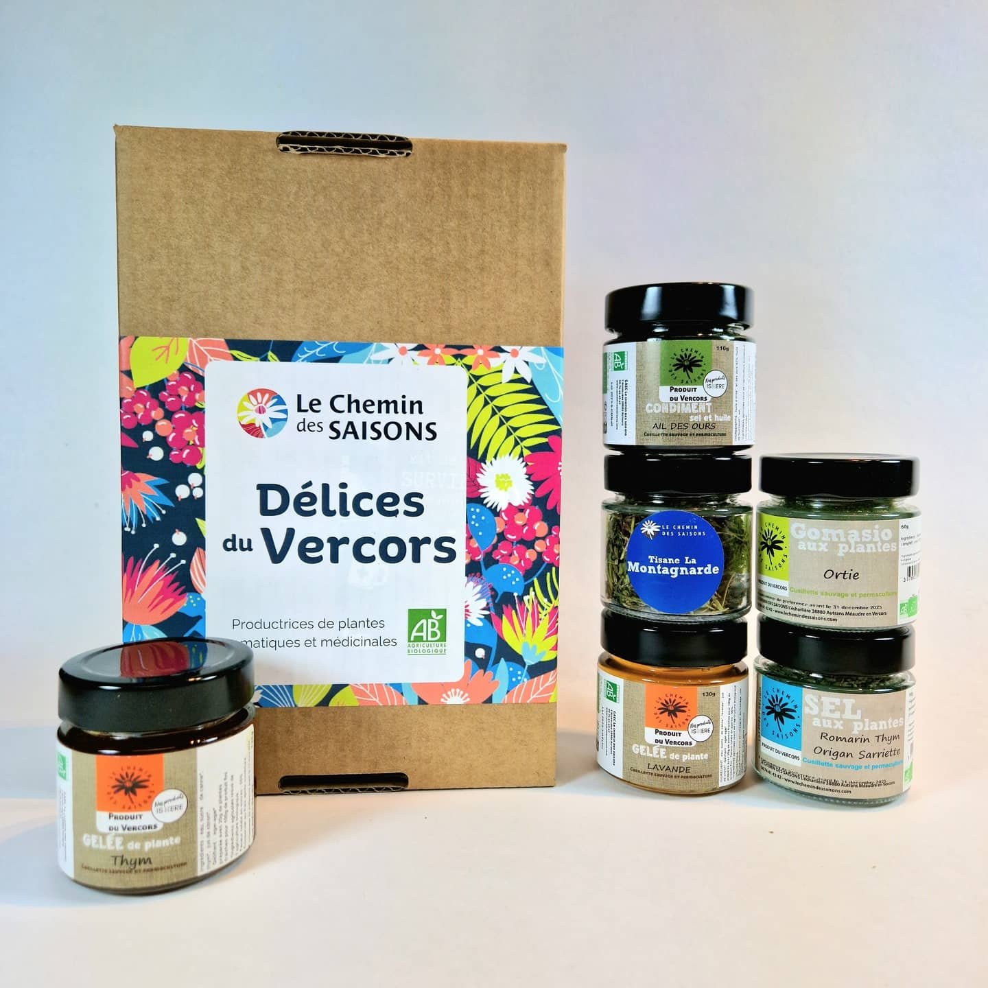 un coffret cadeau aux saveurs de la nature. une tisane, 2 gelées aux plantes, un sel et un gomasio ainsi qu'un condiment à l'ail des ours